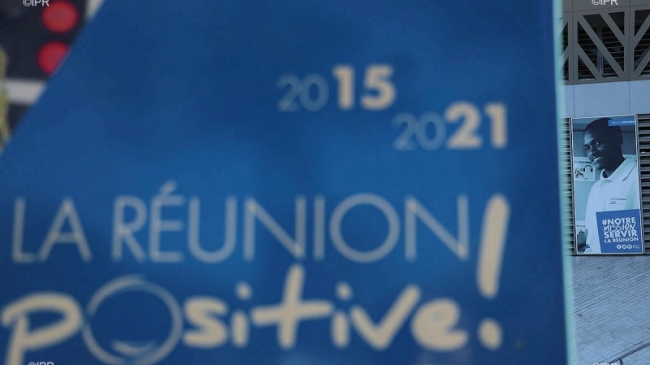 photo de campagne 2015-2021 arborant le slogan "La Réunion Positive !"
